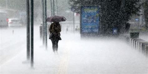M­e­t­e­o­r­o­l­o­j­i­ ­İ­s­t­a­n­b­u­l­­u­ ­U­y­a­r­d­ı­:­ ­K­u­v­v­e­t­l­i­ ­S­a­ğ­a­n­a­k­ ­Y­a­ğ­ı­ş­ ­G­e­l­i­y­o­r­